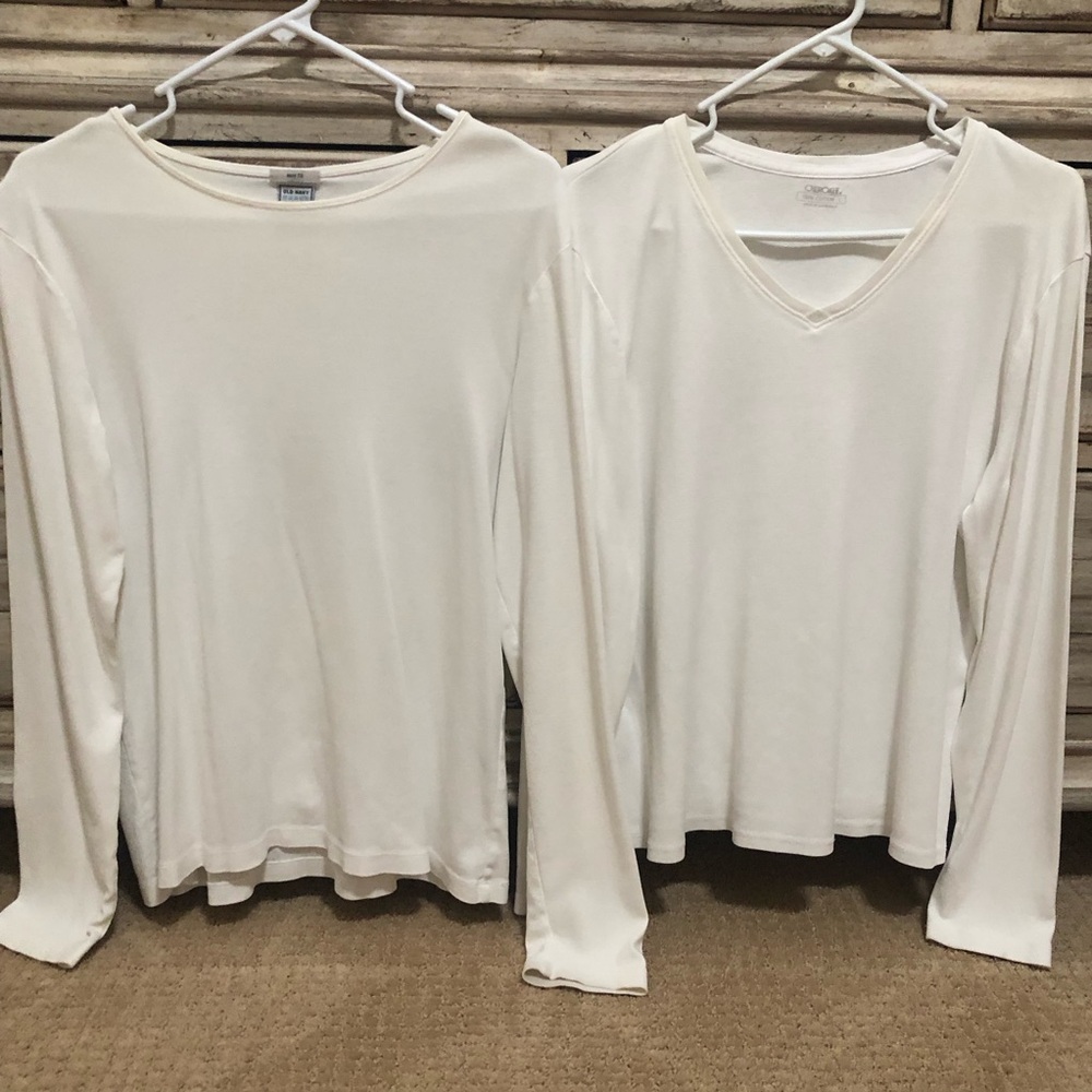 2️⃣ Women’s Long Sleeved 🤍 White Tee Shirts - V-Neck and Crew Neck - Size L